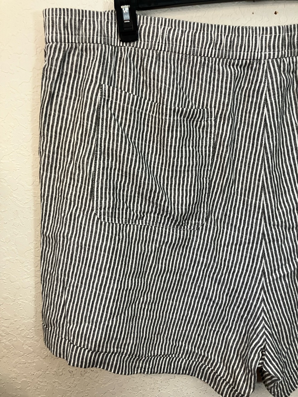 Old Navy Grey and White Striped Women’s Shorts - Picture 4 of 7
